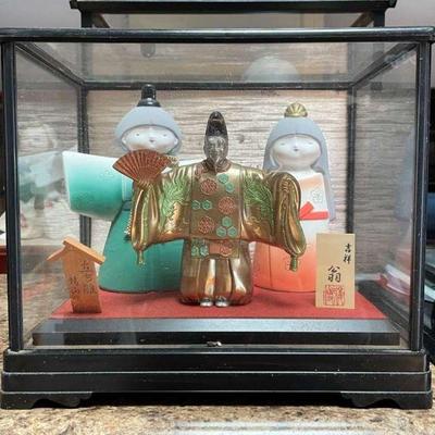 PCT083- Vintage Ceramic Japanese Wedding Couple w/Priest in Glass Display Case
