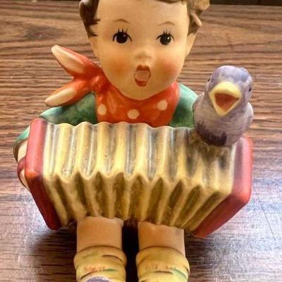 PCT123- Hummel Goebel â€œLetâ€™s Singâ€ Figurine