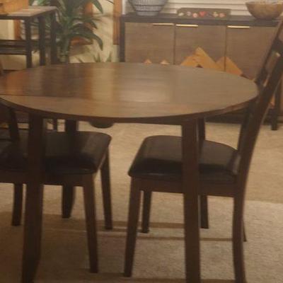 Round Drop Leaf Table 42x29 w/ 2 Chairs