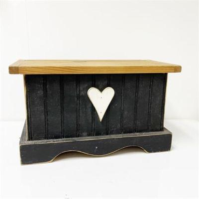 Lot 025   0 Bid(s)
Heart Chest Table Top Box