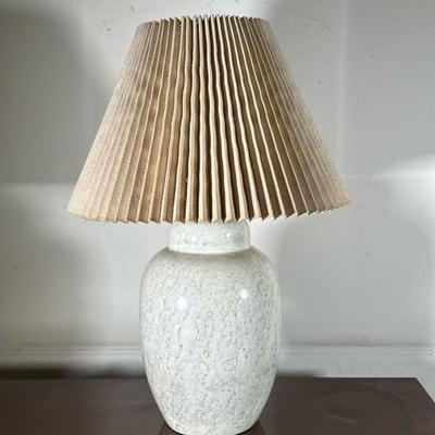 LARGE GLAZED CERAMIC LAMP | Large glazed urn lamp in white marbled ceramic. - h. 26 x dia. 9 in 