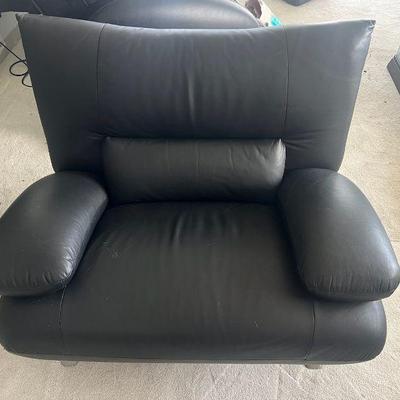 MFL056- Black Leather Like Wide Chair