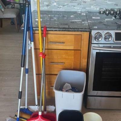 MFL031- Kitchen Trash Bins & Assorted Cleaning Tools 