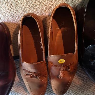 Size 9 1/2 men's shoes