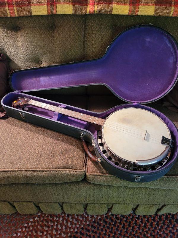 EXCELLENT N. SCITUATE RI ESTATE SALE OCT 13TH ANTIQUES OLD BANJO