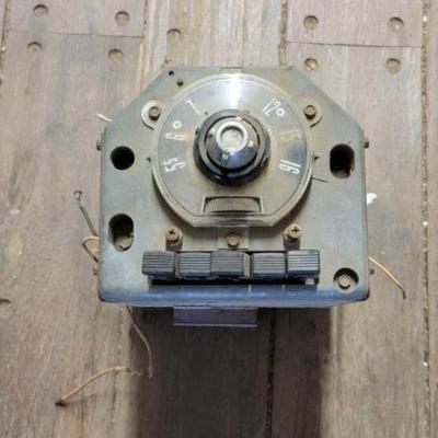 #7626 â€¢ 1955 Ford AM Round Face Radio
