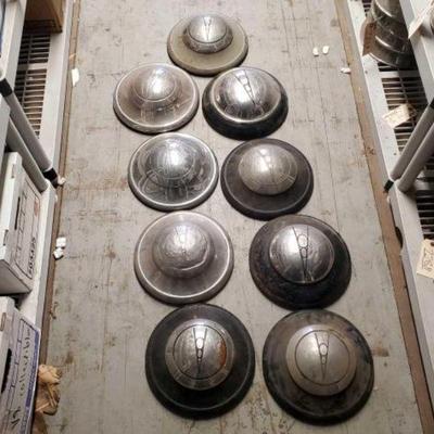 #7514 â€¢ (9) V8 Hubcaps
