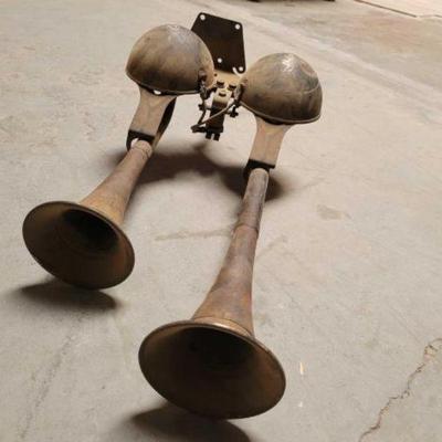 #676 â€¢ Vintage car horn
