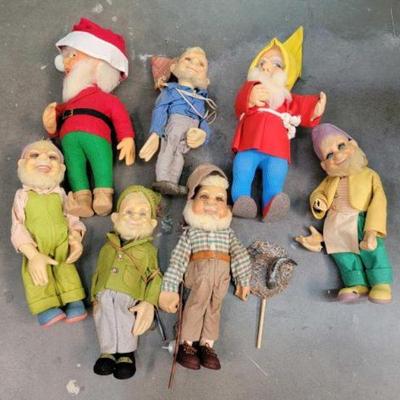 #659 â€¢ Collection of Shelf Sitter Elf Dolls

