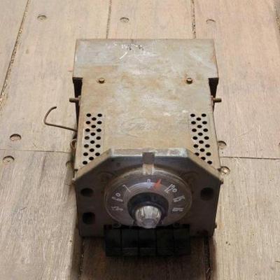 #7628 â€¢ 1955 Ford AM Round Face Radio

