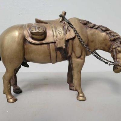 #684 â€¢ Collection of horse figures
