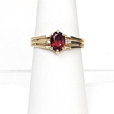 Lovely 14k Yellow Gold Ring with a Faceted Oval Garnet Center Stone and Two Diamond Accents - Size 6.5