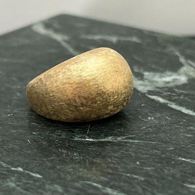 Chic Yellow Gold Dome Ring 14k with a Beautiful Florentine Finish sz. 5.5 (11.5g)