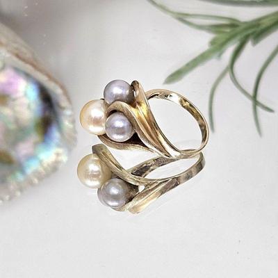 Pretty 14k Yellow Gold Pearl Ring Featuring Two Black and One Gold Cultured Pearl (7.7mm) Ring Size 5 - Total Weight 5.8g