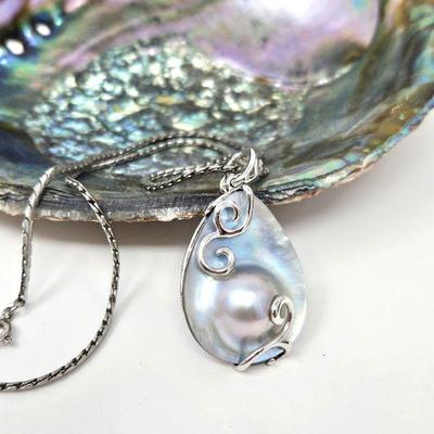 Beautiful MabÃ© (Blister) Pearl Pendant in a Sterling Silver Setting - 1 1/4