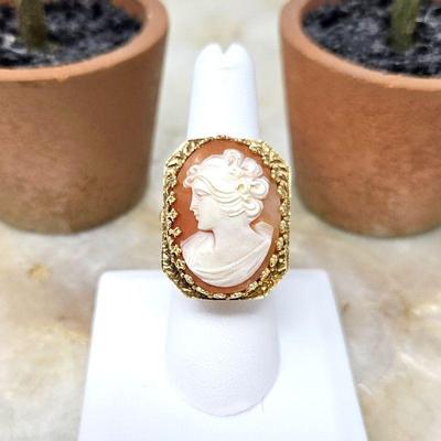  Large 14k Yellow Gold Shell Cameo Women's Ring Size 7 1/2 in Delicate 14k Filigree Setting - Weight 12.2g