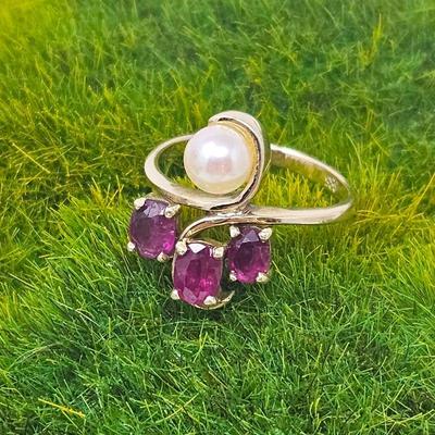  14k Yellow Gold Ruby Ring - Three Faceted Rubies and One Cultured Pearl (11.8mm) - Ring Size 6.25 (tw 3.3g)