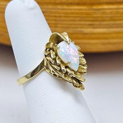 14k Yellow Gold Women's Ring with A Pear Shaped Opal Nesting in a Nest of Gold Leaves - Ring Size 5 - tw 4.7g