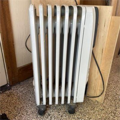 Lot 625-   
Kenwood Oil Filled Radiator Space Heater with Remote