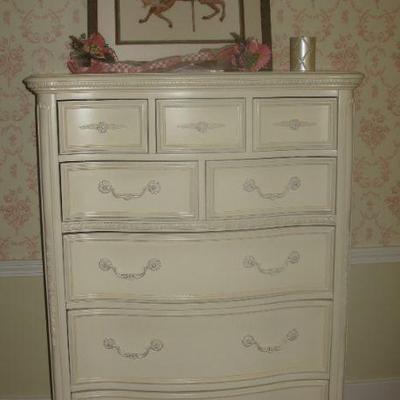 WHITE CHEST OF DRAWERS  BUY IT NOW 