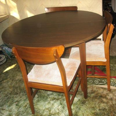 table and 4 chairs MCM  $ 245.00