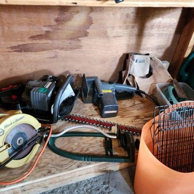 Lot 125 - Contents of Garage Shelves 