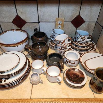 Lot 30 - Pottery Dishes 