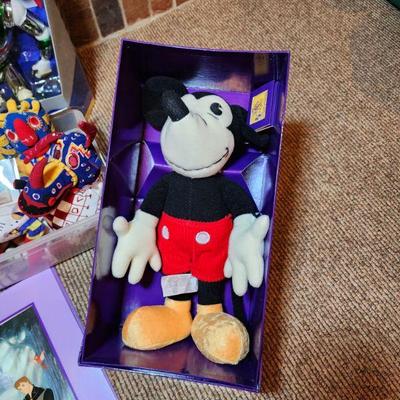 Lot 86 - Disney Collectibles 
