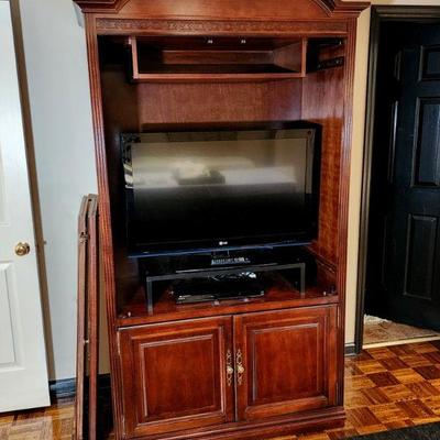 Lot 77 - TV Armoire + TV 