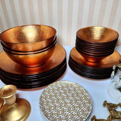 Lot 107 - Gold Dishes & Decor 