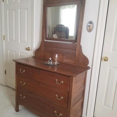 Antique dresser/mirror