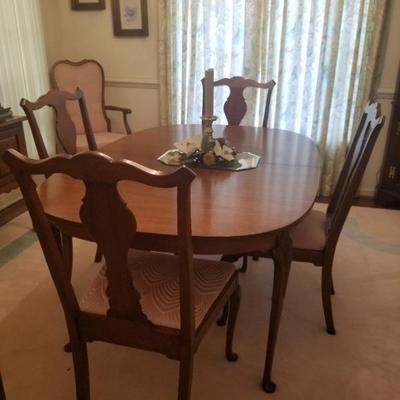 Elegant Q-Anne dining table & chairs