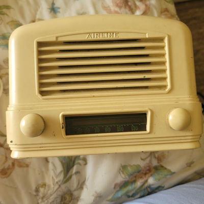Antique tube radio