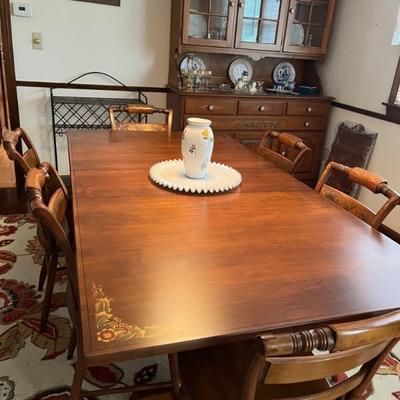 Hitchcock dining table with leaves. 6 side chairs and 2 captains chairs - pristine!