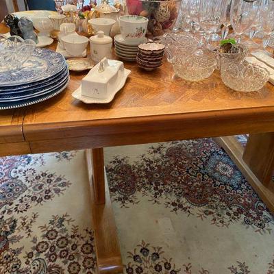 Oak Dining Room Table Houndstooth pattern with 2 leaves