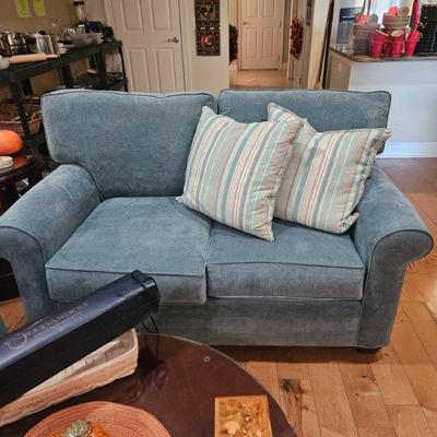 Haverty's Loveseat in excellent condition