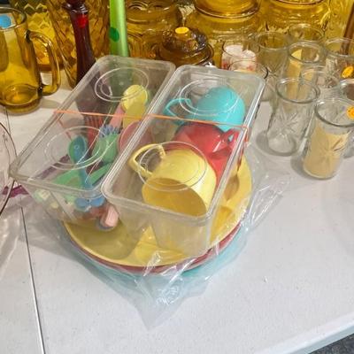 Vintage plastic picnics set of dishes