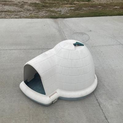 Igloo dog house
