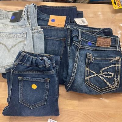 Lots of name brand jeanâ€™s 