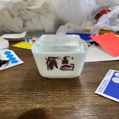 Pyrex small refrigerator bowl