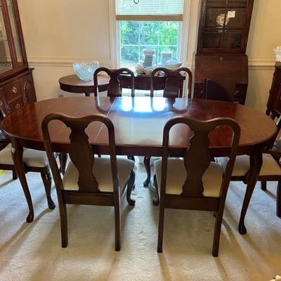Wondercrafts Dining table and 6 chairs 450.00