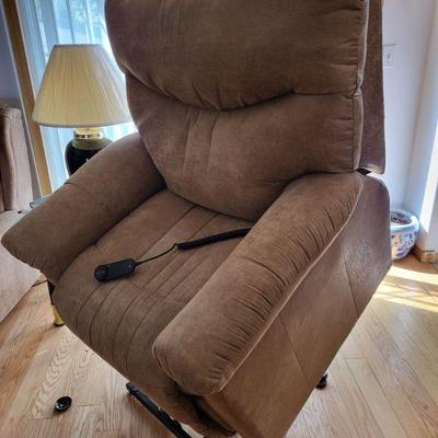 Lift chair excellent condition 