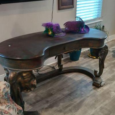 Desk with elephant legs 