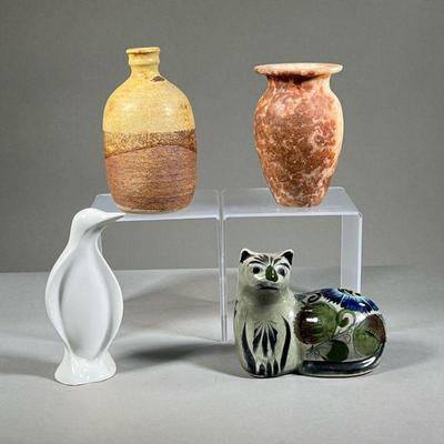 MIXED POTTERY & CERAMICS | A set of mixed pottery and ceramics including a hand-painted cat figurine, a white porcelain penguin figurine,...