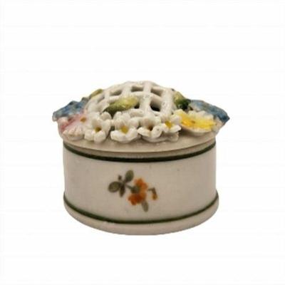 Lot 017   0 Bid(s)
Raised Flower Reticulated Porcelain Trinket Box