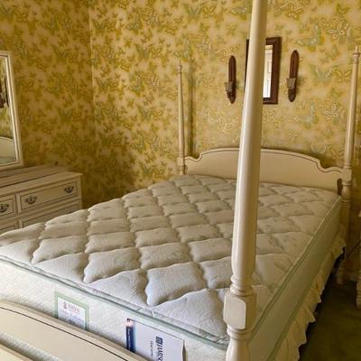 Post or Canopy Bed. Full.