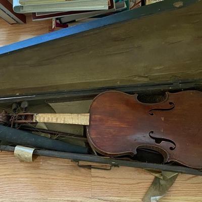 Vintage damaged violin