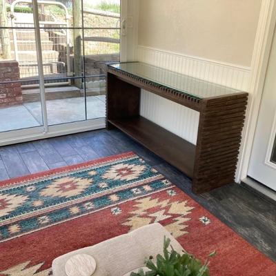 Beautiful rug & side table/ Buffett  