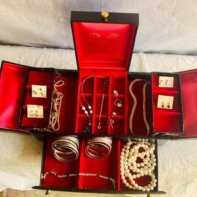HPT149 Jewelry Box & Contents