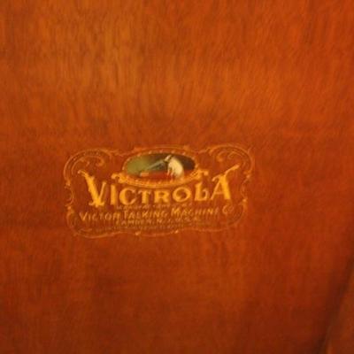 Antique Victrola!! Yes, it works!